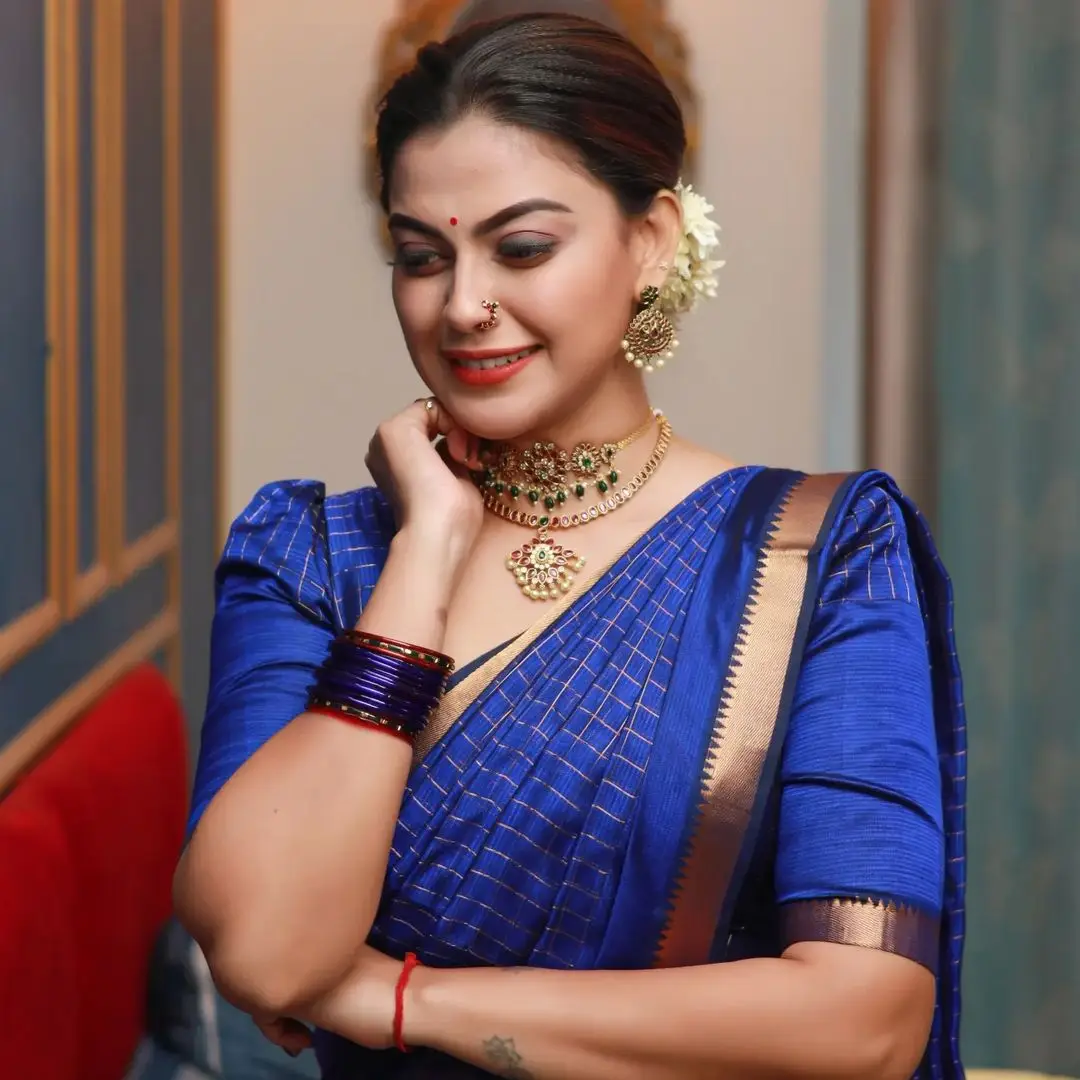 ANUSREE NAIR WEARING BEAUTIFUL EARRINGS JEWELLERY BLUE SAREE